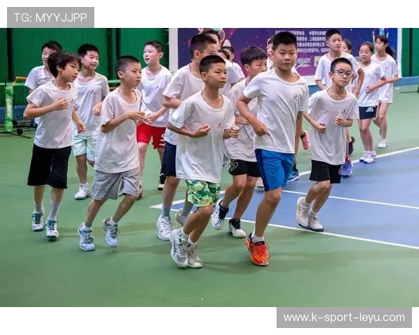 网球俱乐部组织青少年挑战赛为选手提供实战机会，青少年网球训练营