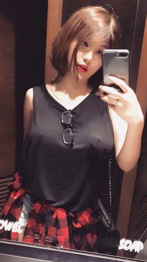 “高新体育中心：篮球赛上演惊险时刻，选手巅峰对抗”