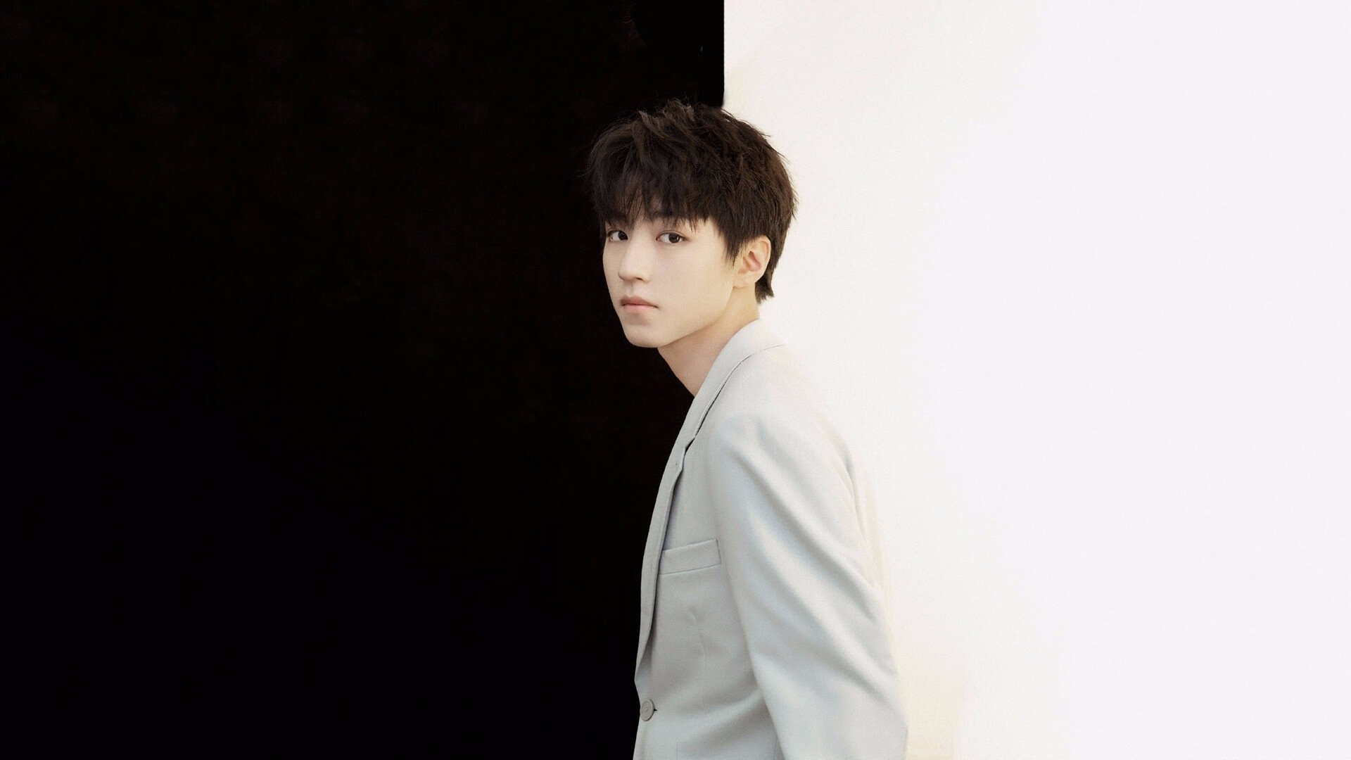 巴萨前场轮转创造空间破门良机，巴萨传进球门